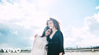 Capa da música Agora Eu Quero Ir, de Anavitória
