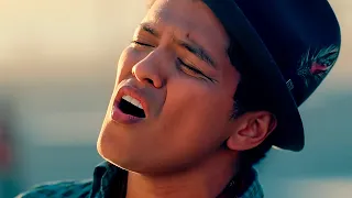 Capa da música Travie McCoy: Billionaire, de Fueled By Ramen