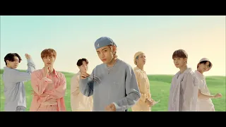 Capa da música BTS 'Dynamite' Official MV, de Hybe Labels
