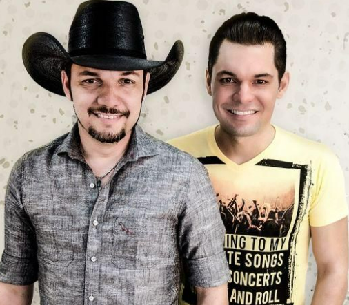Léo e Júnior - Voz de Fundo (DVD No Meio Do Povo)